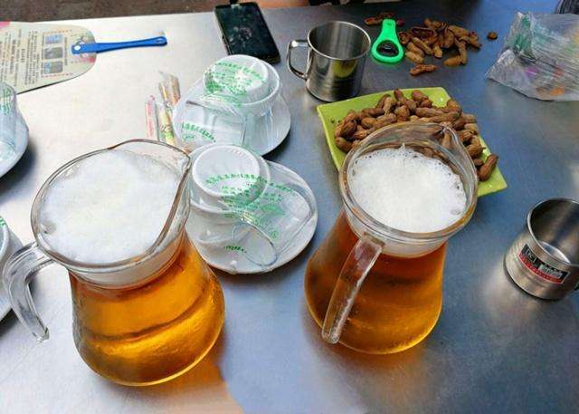 喝啤酒吃蛤蜊开启青岛的特色文化,青岛吃嘎啦喝啤酒的好地方