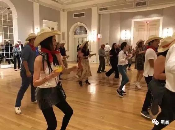 70岁左拥几十亿身家，右拥34岁小鲜肉，堪称邓文迪萧亚轩结合版