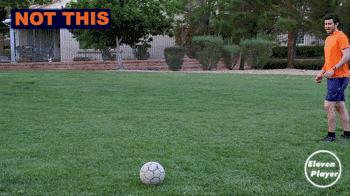 足球基本知识和球性,足球基本功训练拉球绕过另一条腿