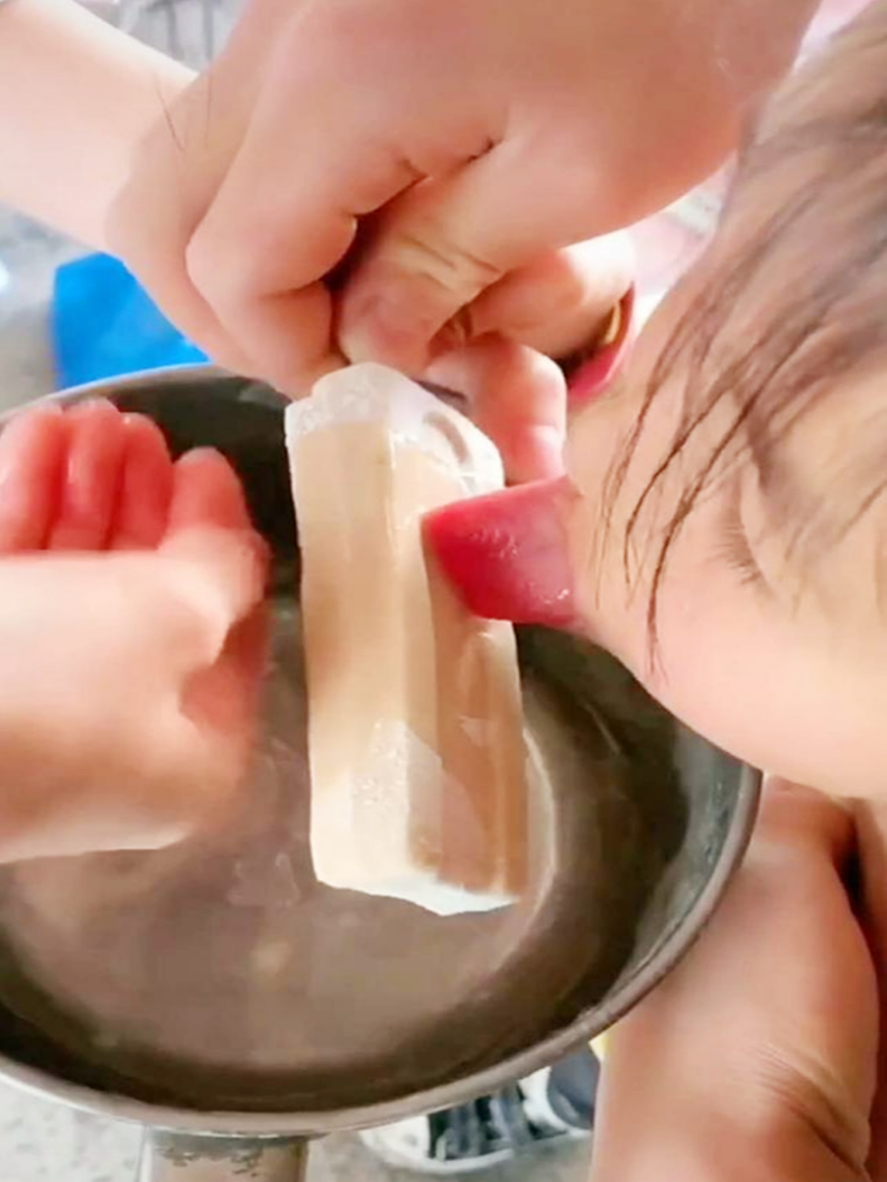 小孩吃雪糕被舌头粘到了出血了,儿童吃冰棍雪糕