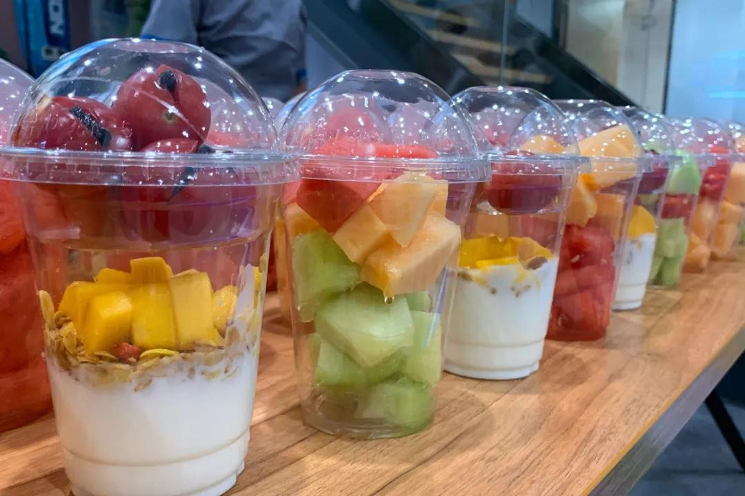 把西瓜切开卖，单价翻了一倍，年轻人为什么还会买？