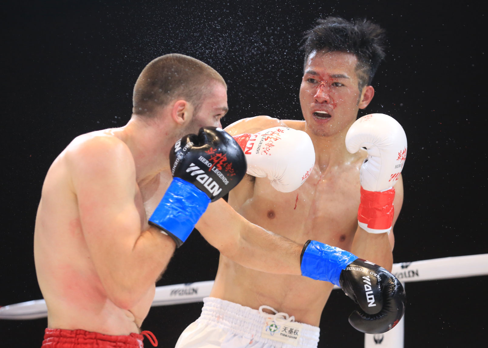 邹恭义飞膝ko,邹恭义顶膝占据优势