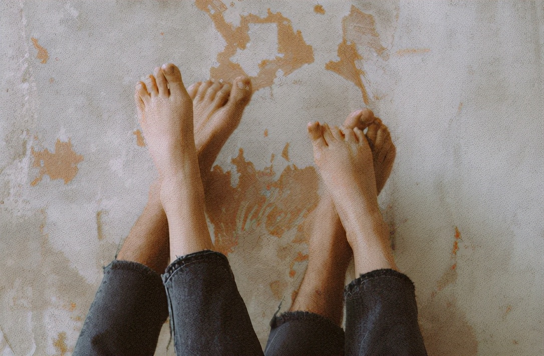 22岁脚踝创伤性关节炎,67岁老人扭伤脚踝