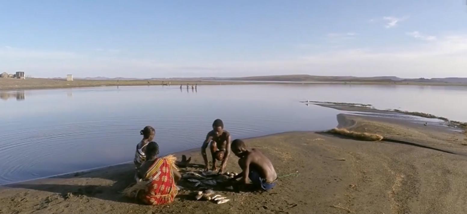 非洲埃尔莫洛部落：每天顿顿都吃鱼，没鱼时就捕杀鳄鱼充饥