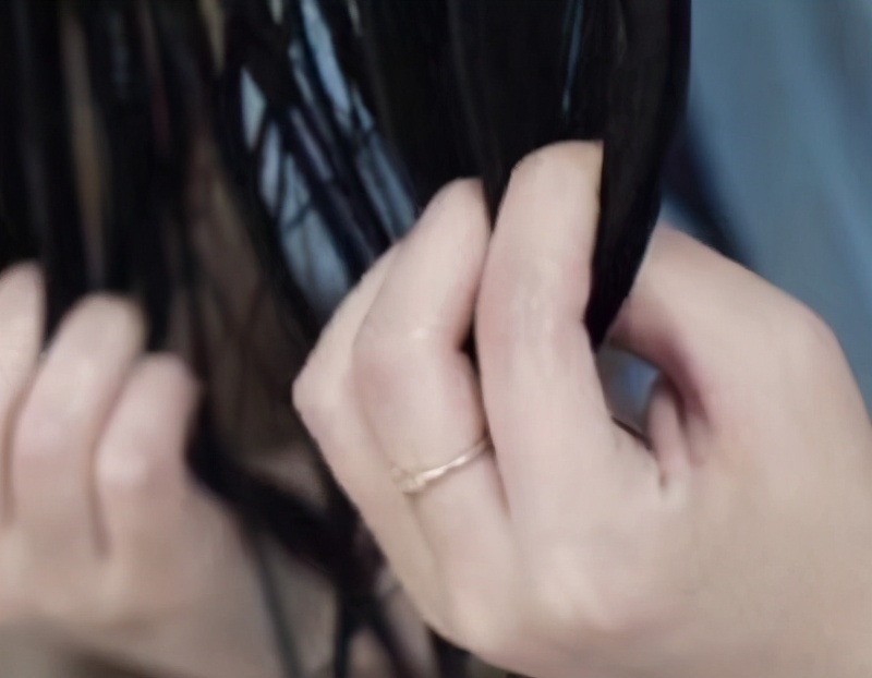 晚上睡觉长头发要怎么防止打结,长头发打结很毛躁留什么发型好看