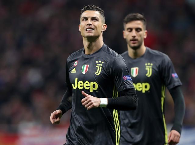 金光闪闪!C罗赛前踩场曾穿耐克潮鞋,限量版镶钻跑鞋极其酷炫