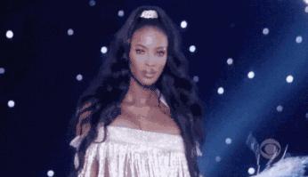 流苏最火爆款洋气女款,最近流行流苏的丝绒上衣