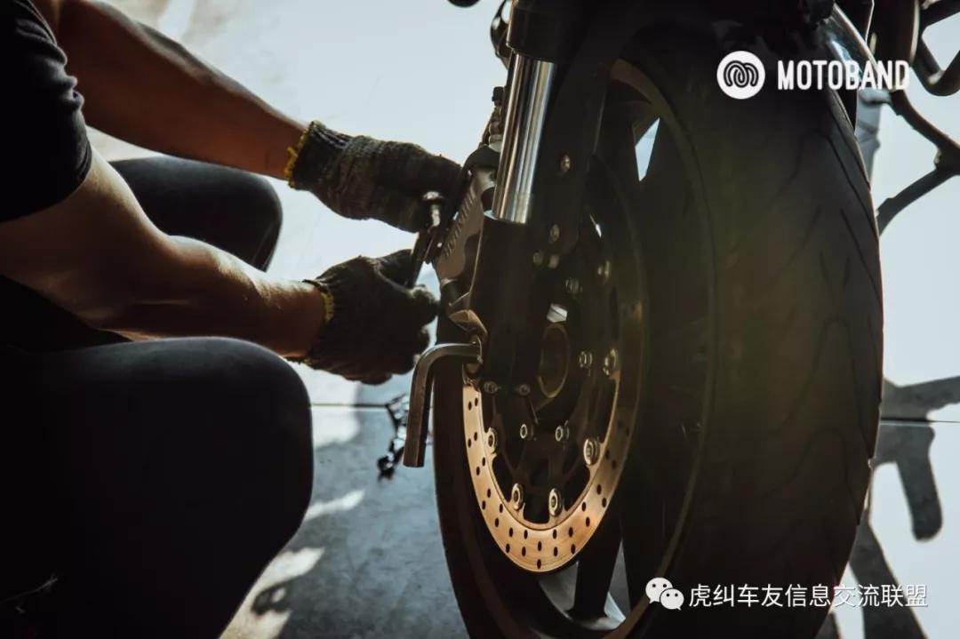 贝纳利幼狮500辐条轮爆胎,贝纳利幼狮500公路版改牌照架