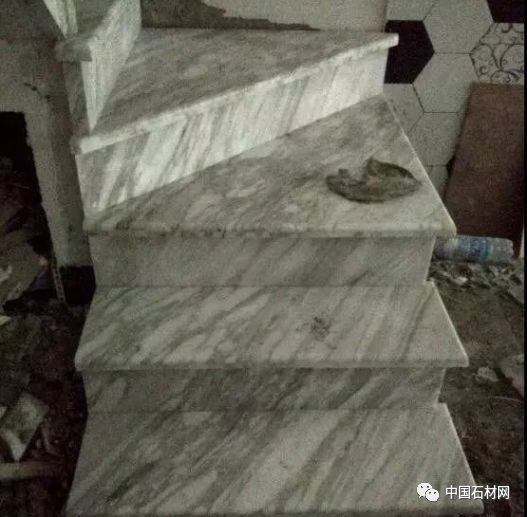 真是浪费，100多万的爵士白大理石装成这样，还好我不是业主