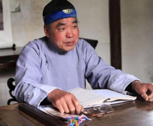 先生出上联：“驼背桃树倒花开，黄蜂仰采”，学生下联被赞，绝妙