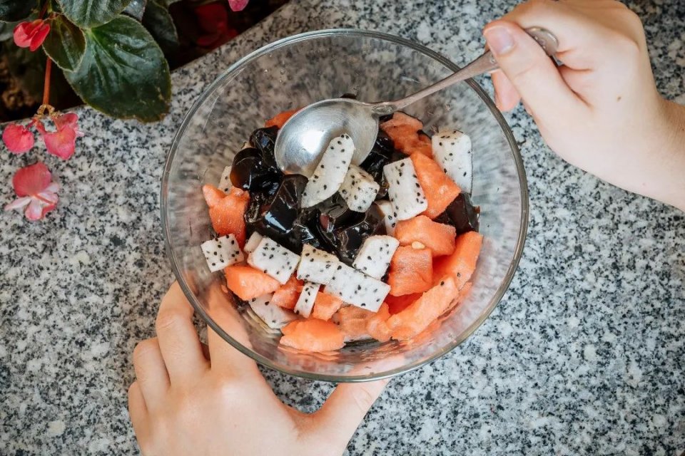 奶奶做豆沙糕视频,奶奶做巧克力奶茶