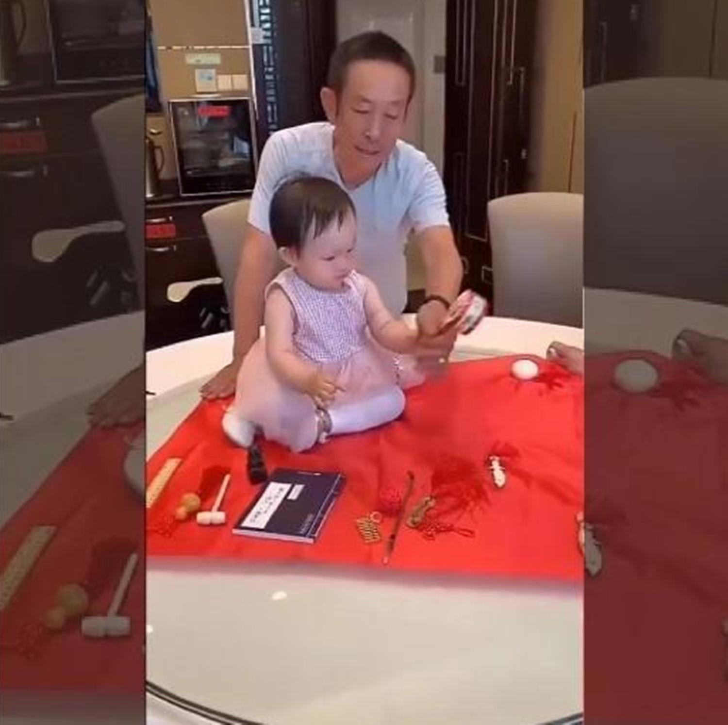 1岁宝宝抓周抓了尺子,一岁宝宝抓周仪式值不值得去