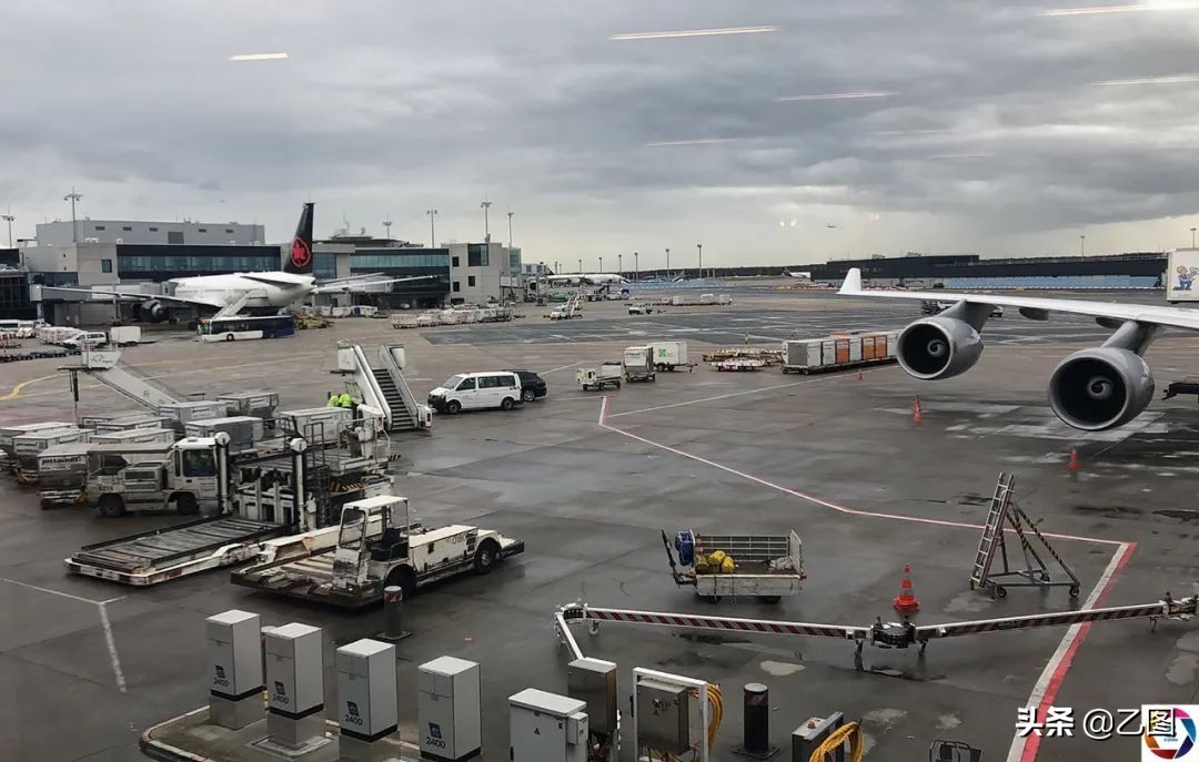 温暖，同胞滞留德国机场后领事馆介入，重测体温后大部分登机回国