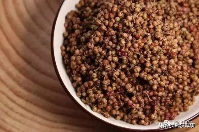 独家揭秘20年卖了两百多万只鸡的老板，到底有什么特异功能！