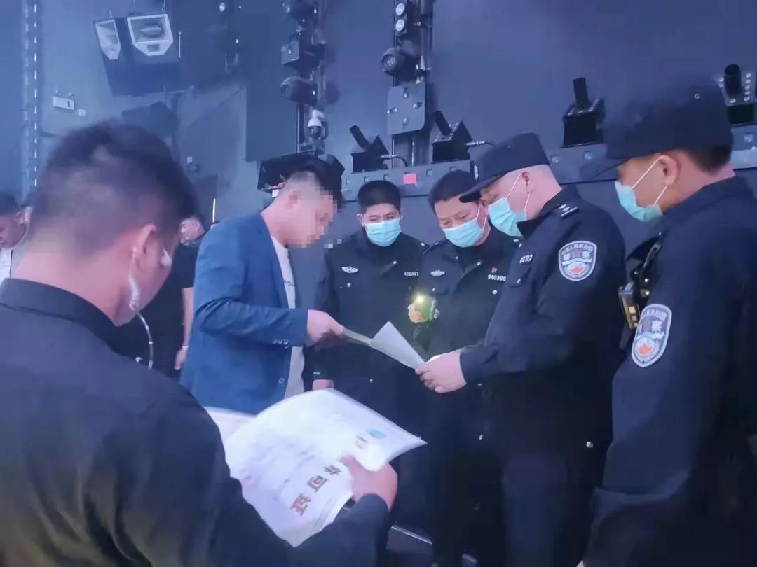 凌晨出动开展夜查行动,警方星夜清查风暴