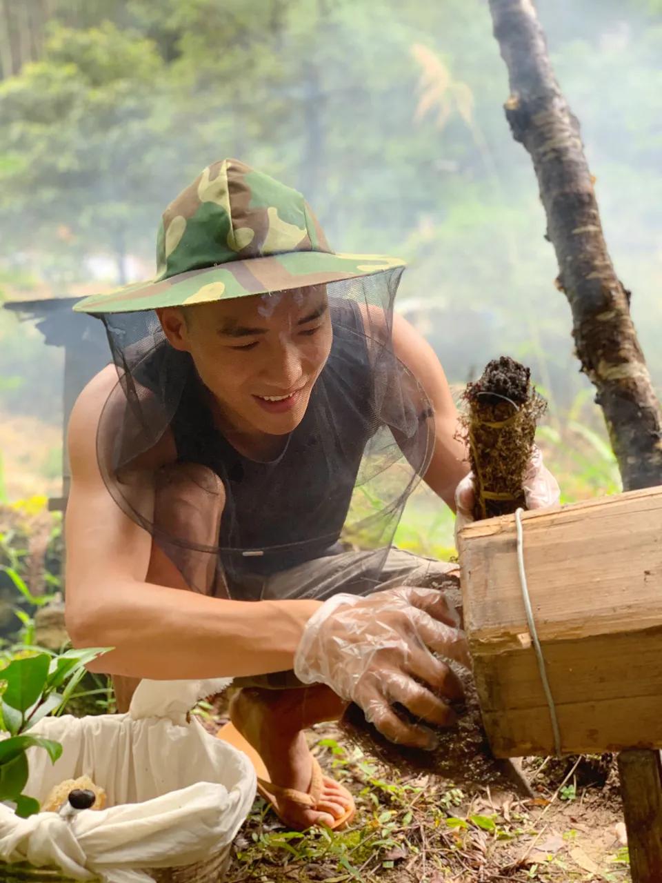 90后消防员退伍卖蜂蜜,消防员小伙回乡创业直播卖蜂糖