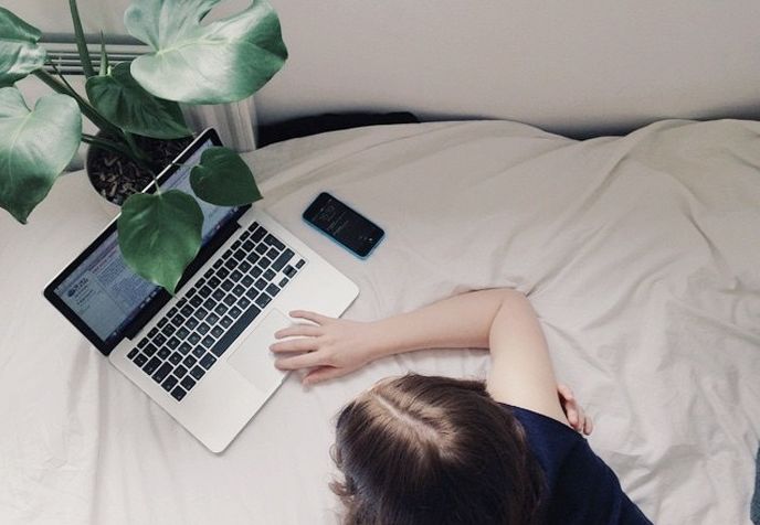 如果女孩子说不快乐要怎么做,不快乐的女生该怎么做