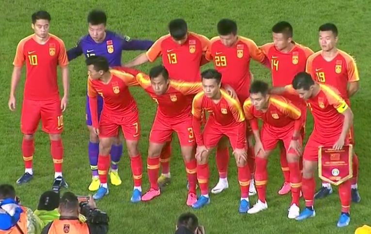 中国足球1分钟2次业余停球：停出底线+停给对手，郝伟却拍手鼓励