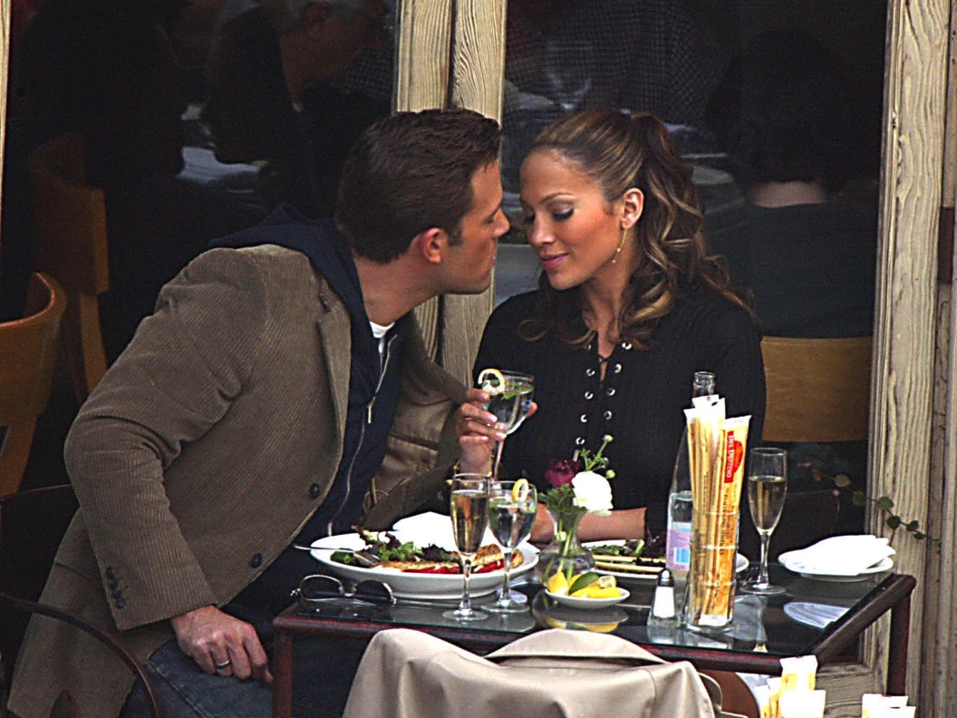 亲密热吻!好莱坞男神和电臀天后分手17年,复合1月超激情