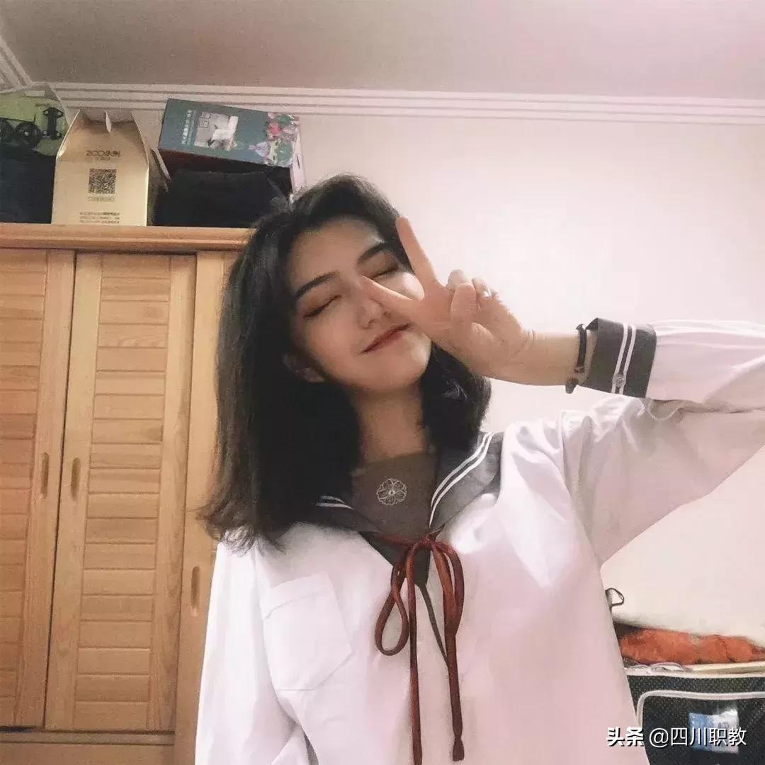 空姐登上成都世警会，西航版“迪丽热巴”颜值爆表