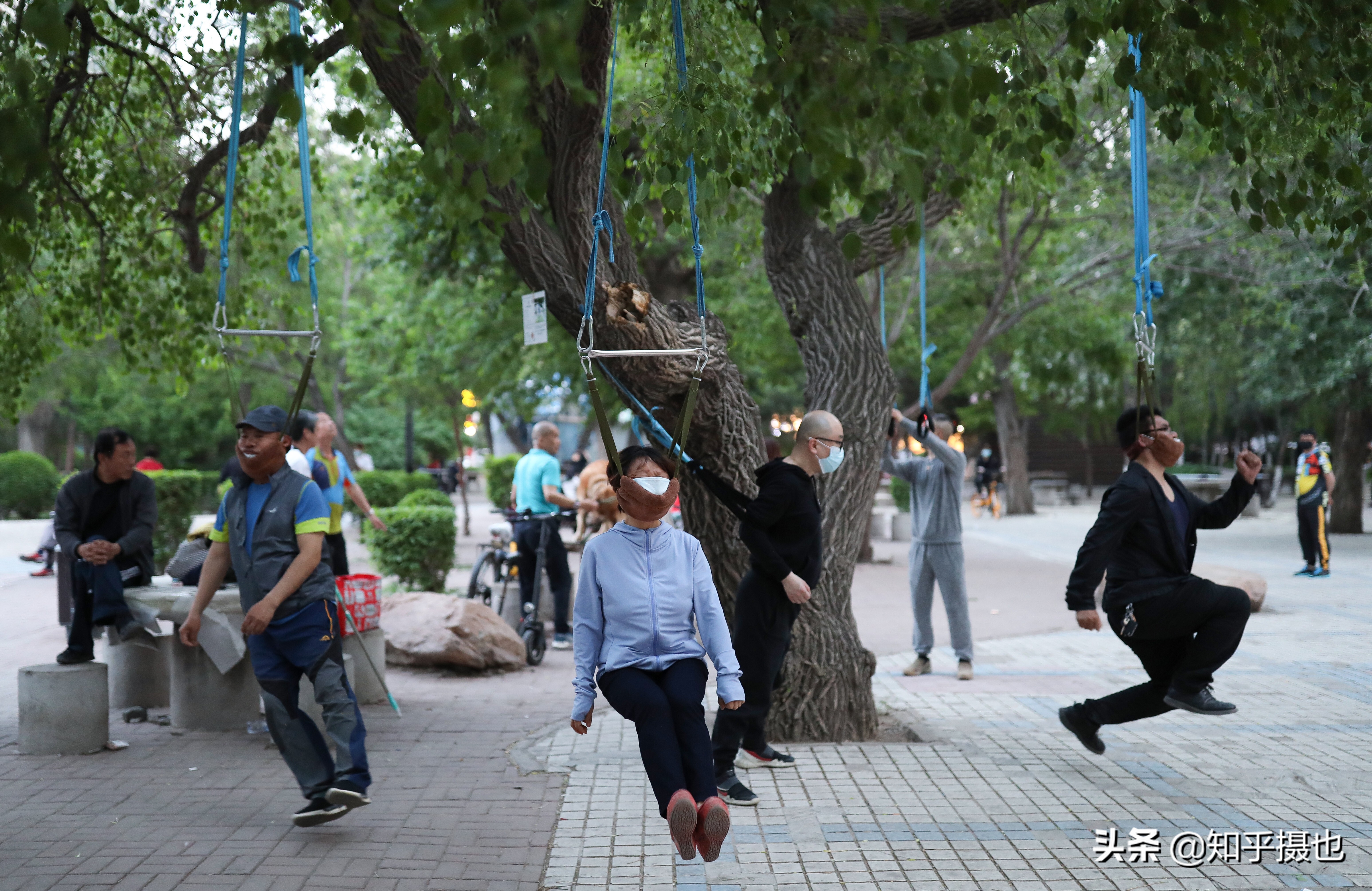 吊脖子健身治颈椎病，你敢前来一试不？