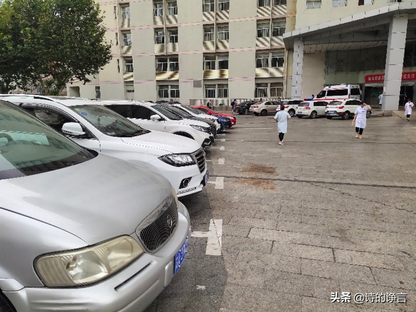 南京脑科医院门诊大厅人山人海,南京脑科医院排队人多