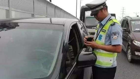 6年免检提示车辆处于违法状态,6年免检为啥还收到交警通知