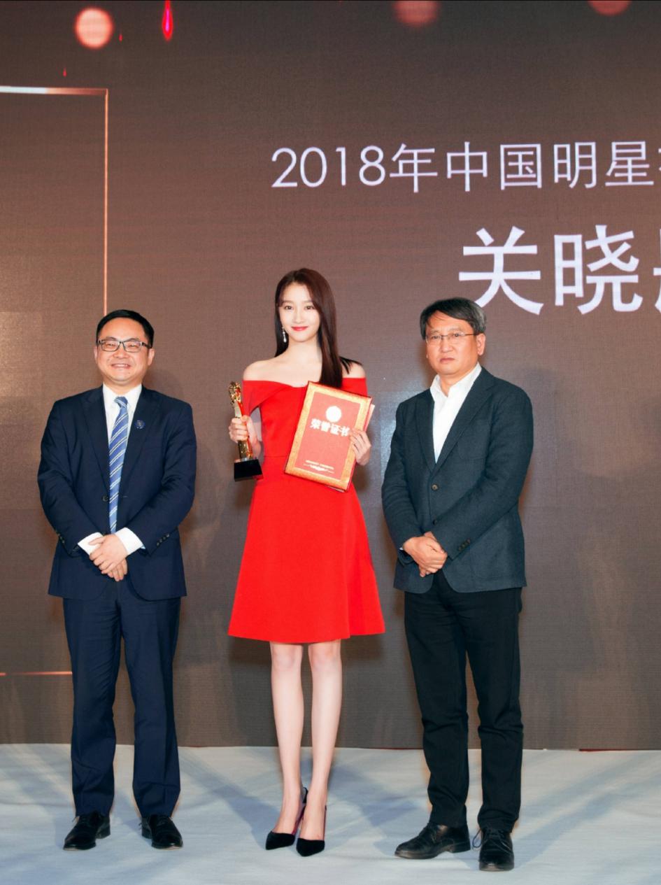 关晓彤闪光吊带裙look新鲜出炉,关晓彤黑纱裙出席活动