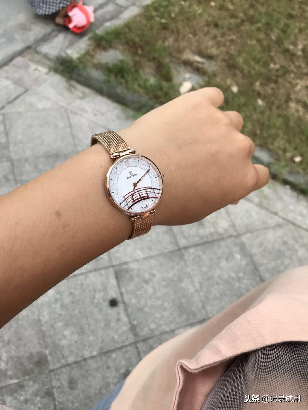 哪个牌子的手表好看又便宜女士,依波quartz女士手表老款