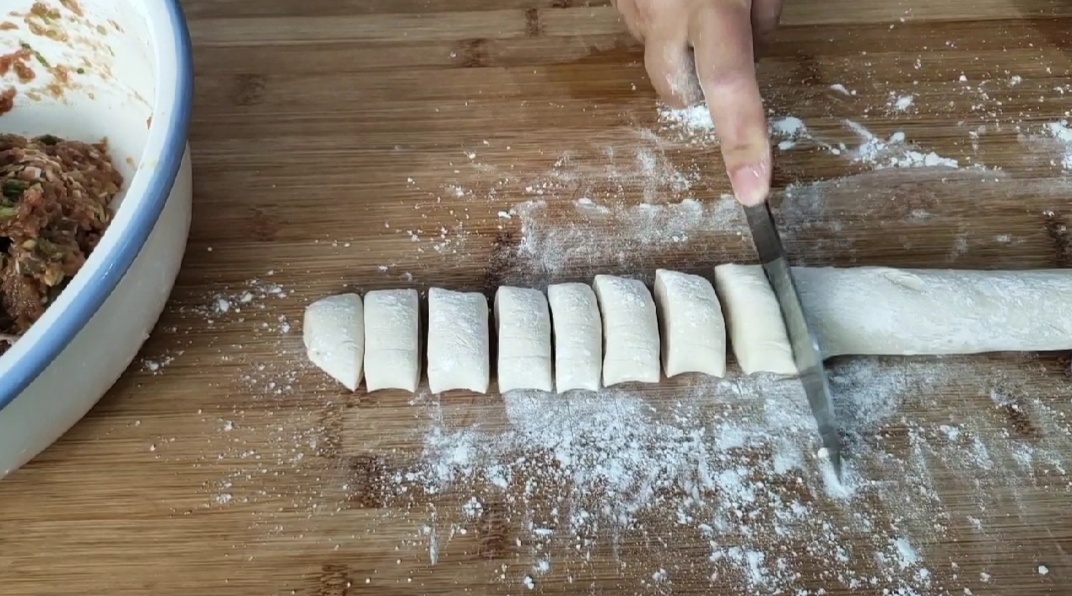 双擀面杖擀小笼包皮教程,小笼包现做现蒸的方法