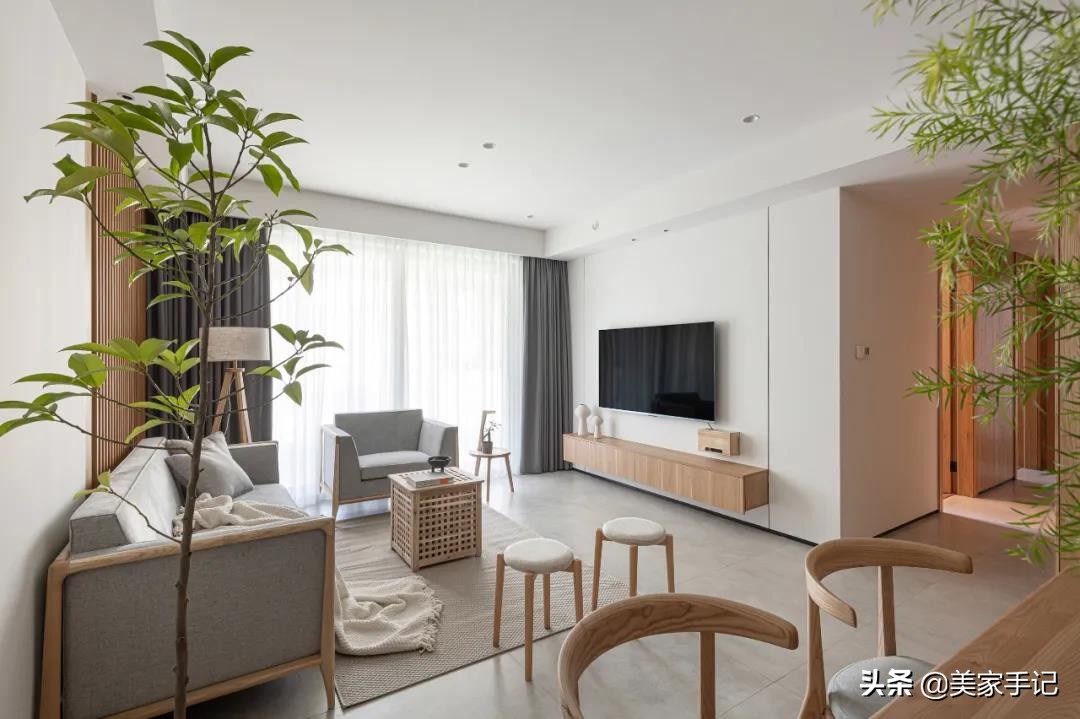 简单的白色原木色小家温馨又惬意,治愈系清新原木风的家