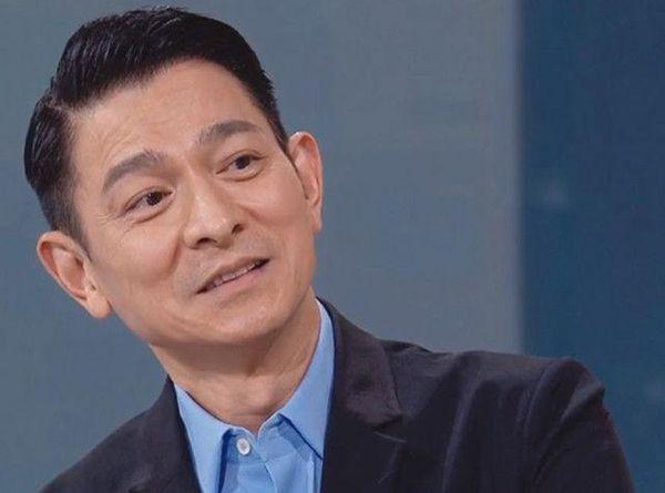 刘德华出道40周年抖音直播回放,刘德华开直播能横扫现在的网红