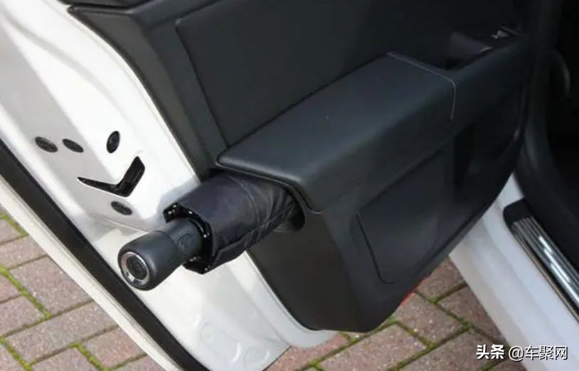 为什么劳斯莱斯车门里配一把雨伞,劳斯莱斯车门里的伞不会臭吗