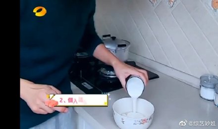 何炅同款随手小蛋糕完整教程出炉,何炅用方便面做蛋饼的视频