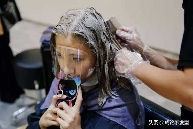 在理发店染发和自己染发哪个好,自己染发和理发店染发哪个掉色快