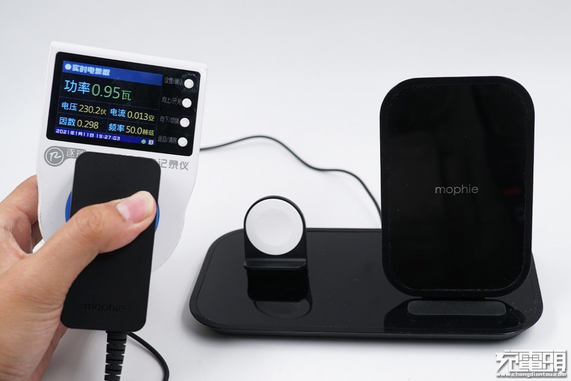 mophie二合一无线充电底座,mophie推出四合一无线充电器