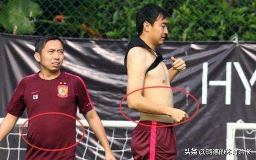 女足进球脱球衣滑跪庆祝,进球后脱衣庆祝