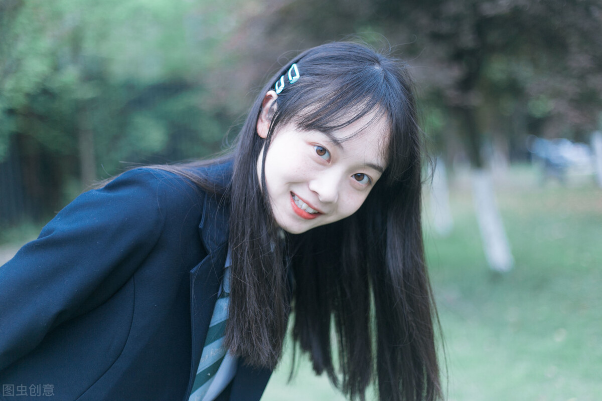 故事：表面见她就烦的男神，私下却偷藏她的照片，还设成聊天背景