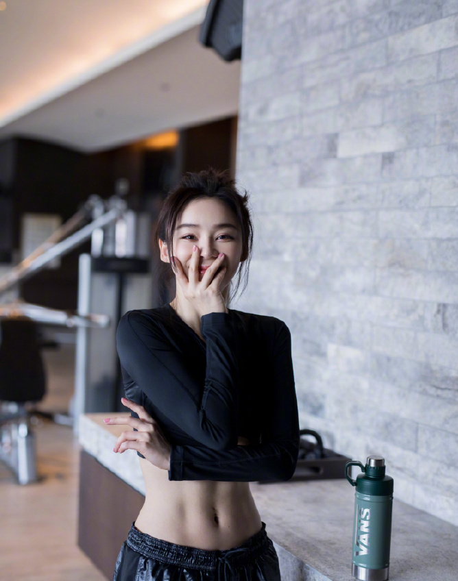 袁姗姗大秀马甲线图片,袁姗姗机场大秀马甲线