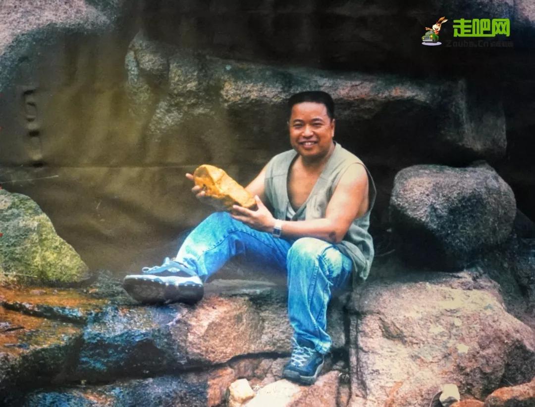 为了寻找疯狂的石头，他成为最早环驾中国的人，至今年龄成谜