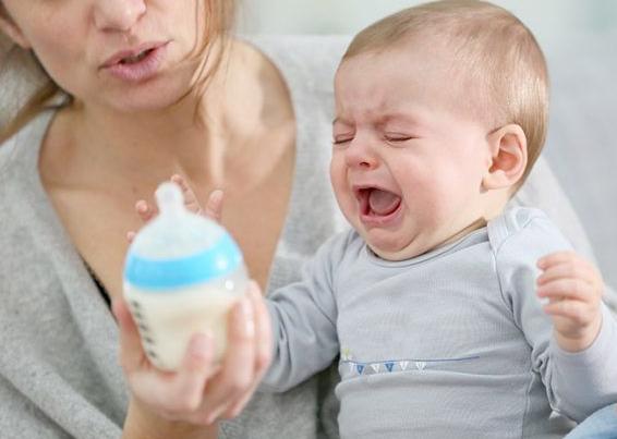 小孩的吃奶方式决定了她的性格,宝宝吃奶姿势不对会导致大小脸吗