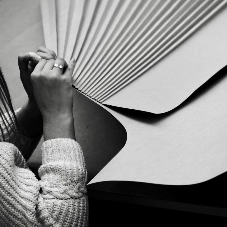 百褶裙的万能搭配随意就很好,夏天长款百褶裙的10种搭配方法