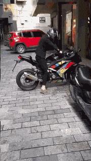 “兄弟睡觉压得胳膊都变色了，要不要叫醒他？”醒来一定很酸爽