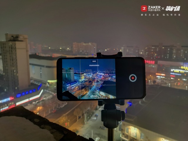 挖孔屏好用吗，相机自带8倍镜，能玩英雄联盟：荣耀V20体验