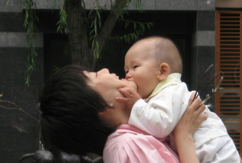 男孩不慎触电奶奶狂奔救孙子,小孩误吞玻璃球视频