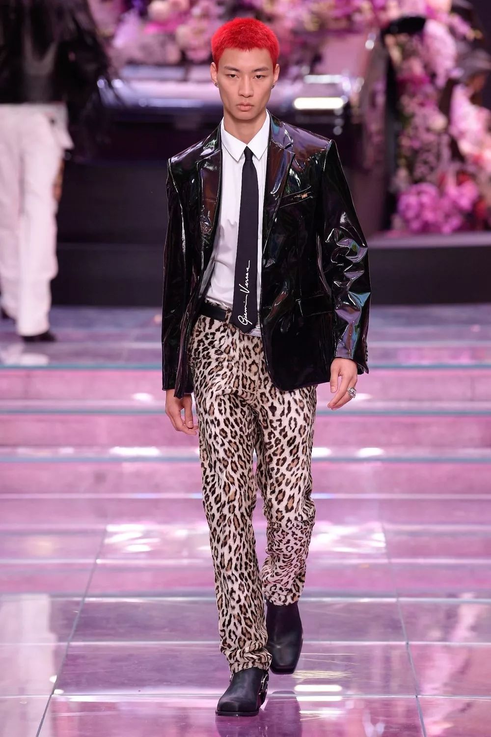 范思哲2018米兰春夏男装大秀,范思哲创意总监donatellaversace