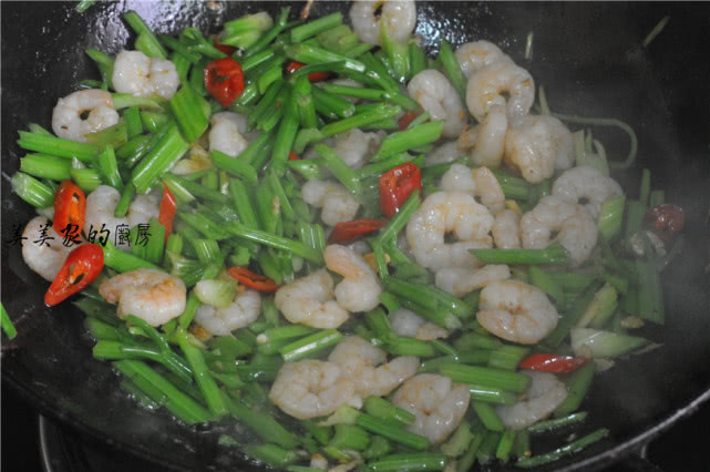 冻虾涮火锅需要怎么处理才不腥,如何煮冻虾不腥又好吃窍门