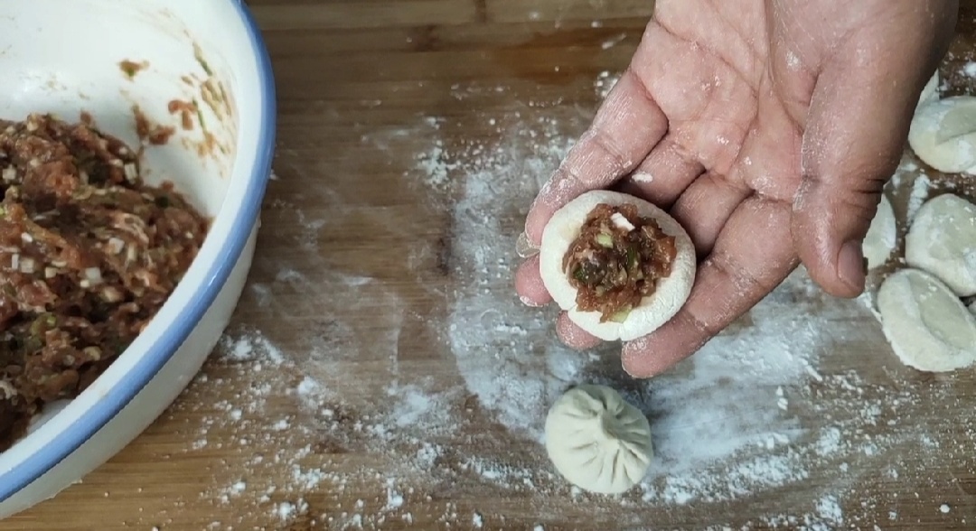 双擀面杖擀小笼包皮教程,小笼包现做现蒸的方法