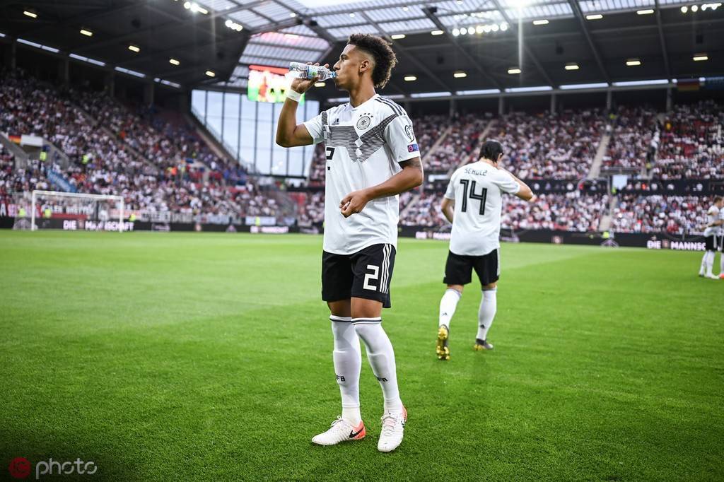 主动扩大防守范围手球,足球新规则自己停球打手算手球么