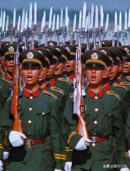 1956年10月1日国庆阅兵式,中国暴雨中的阅兵高清